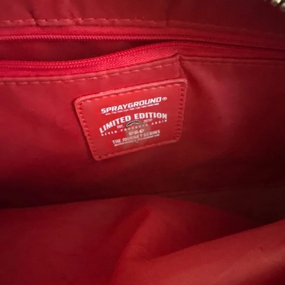 Limited edition spray ground bag with chic red interior - Picture 3 of 5